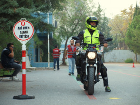 A sınıfı ehliyet sınavında kursiyerimizin izmir evka 3 sınav parkuru 1.etap 6. alanı olan ani freni yapıp, 2.etapa başarıyla rahatça ilerleyişi. % 100 başarı.