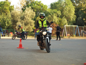 A sınıfı motor uygulama sınavı öncesi bayan sürücü adayımız ile eğitim yapıyoruz. 1. etap motorsiklet direksiyon sınav yeri, 1.alan slalom. A sınıfı ehliyet alacak olan bayan kursiyerimiz.