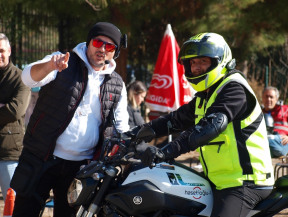 A sınıfı motor ehliyetinde ileri düzey güvenli sürüş teknikleri eğitimin alan kursiyerimizin ehliyet sınav anı. Direksiyon usta öğretici Eray HASEKİOĞLU, kursiyerimize son hatırlatmaları, taktikleri tekrarlıyor.% 100 başarı.