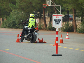 İzmir'de A sınıfı motor ehliyet uygulama sınavında kursiyerimiz 4. alan olan engel kaçışını yapıyor. A sınıfı motor ehliyeti uygulama sınav yeri Dr.Cavit Özyeğin İ:Ö:O