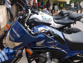 İzmir' de A1 sınıfı manuel vites ehliyet honda ıce marka motorsiklet ile diğer tüm motor ehliyeti türlerini bulabileceğiniz yer.Manuel yada otomatik tüm motosiklet ehliyeti müracaatınız için kayırlarımız devamlıdır.