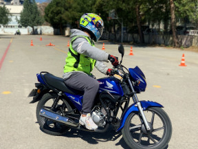 İzmir Bornova A1 motosiklet ehliyeti için ile uygulamalı eğitim. Eğitim ve sınav motosikletimiz HONDA Ace. Çelikkanat. Tüm motosiklet ehliyet sınıfları bünyemizdedir. İleri, güvenli sürücülük teknikleri teorik ücretsiz eğitim.