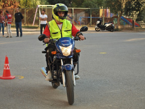 İzmirde A1 manuel vites motosiklet ehliyetinde uygulamalı eğitim öncesi teorik eğitim. Direksiyon uygulama sınavı ve eğitimde en başarılı sürücü kursu Hasekioğlu. Başarı, kalite ve iyi eğitim sevenlere.