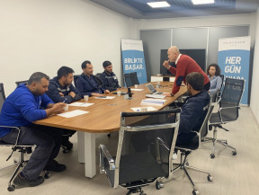 İzmir Hamburgers de Manlift operatörlük belgesi eğitimindeyiz. İzmirin en çok manlift operatörlük belgesi veren kurumu Bornova İş Makineleri Kursu & Hasekioğlu Eğitim Kurumları