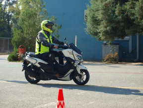 A2 sınıfı otomatik vites motor ehliyeti İzmir'in en iyi sürücü kursu olan Hasekioğlu' sürücü kursundan alınır.1977'den beri sizlerle.Yamaha N_MAX