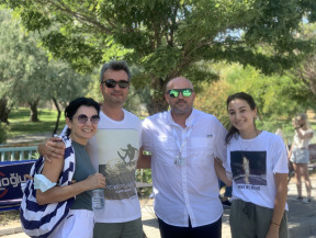 B sınıfı manuel vites araç ehliyeti direksiyon sınavını başarıyla tamamlayan kursiyerimiz bayan direksiyon eğitmenimiz kadın usta öğreticimize sarılarak teşekkür ediyor. En iyi bayan direksiyon eğitmeni hasekioğlu'nda..