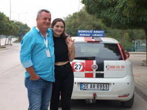 B sınıfı manuel vites araç ehliyeti direksiyon sınavını başarıyla tamamlayan kursiyerimiz, direksiyon eğitmenimiz Fatih ile zafer pozu veriyor.Kursiyerimize teşekkür ederiz.. En iyi direksiyon eğitmenleri İzmirin en kaliteli kursu Hasekioğlu'nda..