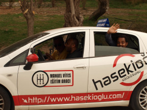 İzmirde en çok yabancı uyruklu öğrencilere ehliyet veren en iyi kurs Hasekioğlu