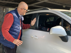 Özel direksiyon dersinde kursiyerimizin kendi aracı ile park etme tekniklerini öğreniyoruz.