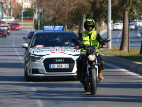 A sınıfı motosiklet uygulama sınavı izmir'in en iyi sürücü kursnda anı e. İçerisinde sınav komisyonu ve direksiyon usta öğretici bulunan araç ile1. etap uygulama sınavını tamamlayıp, 2. etap trafik uygulama sınavında ki kursiyerimizi takip ediyoruz.