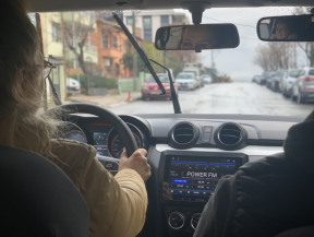 Özel direksiyon dersinde İzmir'in farklı semtlerinde sürücünün kontrolündeki ve kontrolü dışındaki durumları öğreniyoruz. Hasekioğlu Özel Direksiyon Kursu.