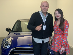 Şehir içi özel direksiyon dersinde Özlem Hanım ile birlikteyiz. Sıfır km Mini Cooper'ını bayiiden beraber almaya geldik. Yeni aracınız hayırlı olsun... - Hasekioğlu Sürücü Kursu