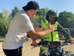 İzmir Bornova Evka 3 İmtihan yeri. A sınıfı ehliyeti veren ilk sürücü kurslarından İzmir Bornova Hasekioğlu Sürücü Kursu. Usta öğreticimiz Eray HASEKİOĞLU' odan güvenli sürüş, güvenli sınav uygulamalarını öğreniyoruz.