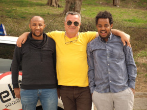 B sınıfı manuel vites araç yabancı uyruklu ehliyeti direksiyon sınavını başarıyla tamamlayan kursiyerlerimizin, Eflatun ile zafer pozu veriyor. Yabancı uyruklu öğrenci ehliyetinizi sizde alacaksınız. En iyi direksiyon eğitmenleri Hasekioğlu'nda..