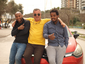 Yabancı uyruklu öğrencilerimiz için teorik sınavda dil seçim imkanı vardır. Direksiyon uygulama eğitim ve sınavlarında ise İngilizce olarak verilir.