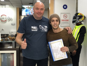 Yabancı uyruklu sürücü adayı B sınıfı manuel otomobil ehliyeti sertifikası almaya hak kazandı. Tek seferde teorik ve uygulama sınavın geçerek B sınıfı sertifikayı almayı haketti.