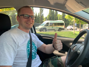 Direksiyon uygulama eğitim ve sınavlarında ise İngilizce olarak verilir.